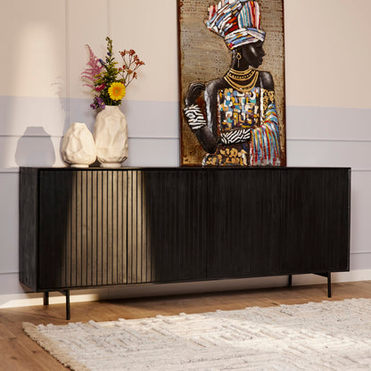 Dressoir Madison 210cm van Starfurn, vooraanzicht met vier deuren op een zwart metalen frame