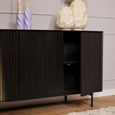 Dressoir Madison 210cm van Starfurn in een woonkamer met een lamp en decoratie op het blad