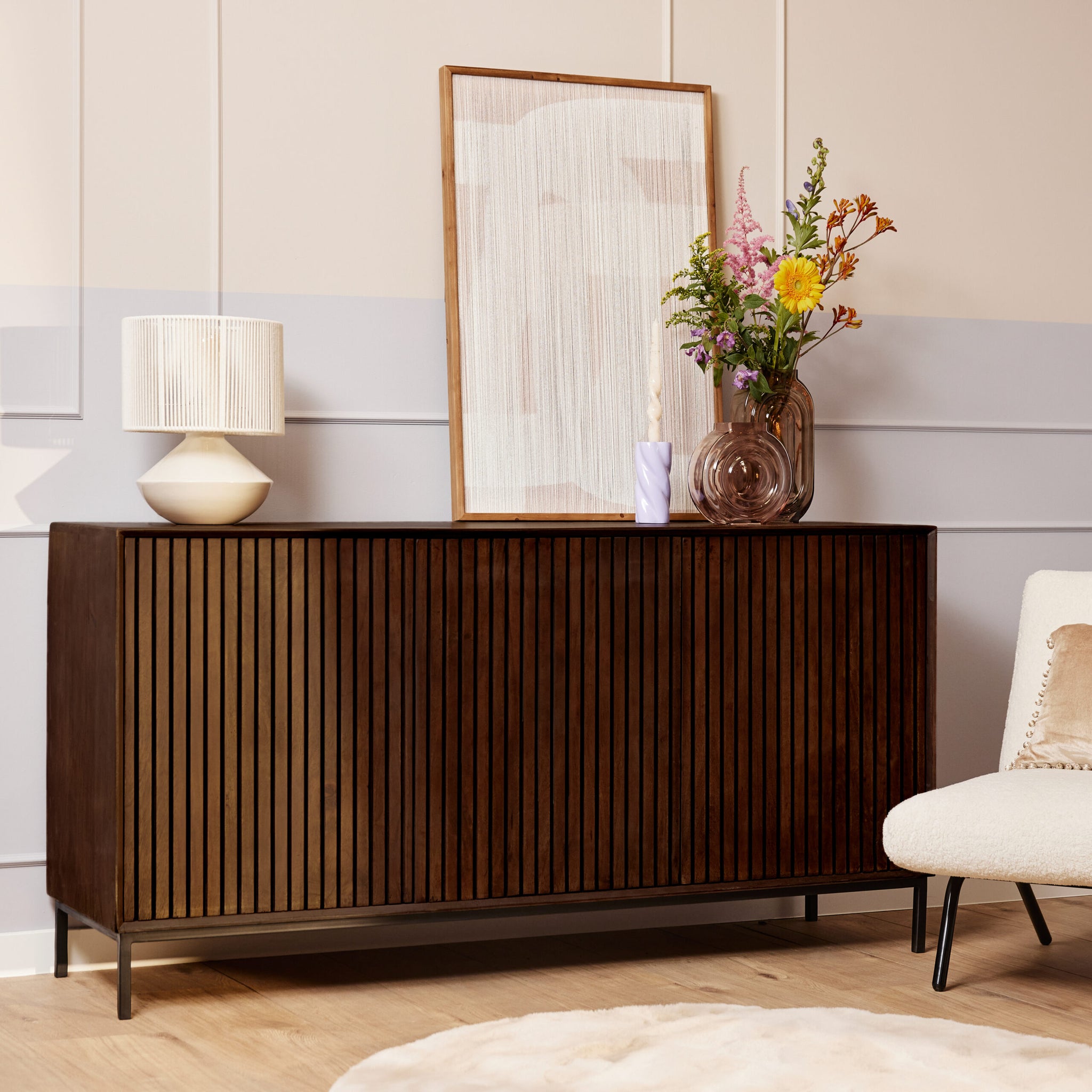 Dressoir Madison Mangohout Bruin 165cm van Starfurn, geopende deur met legplank en opbergruimte