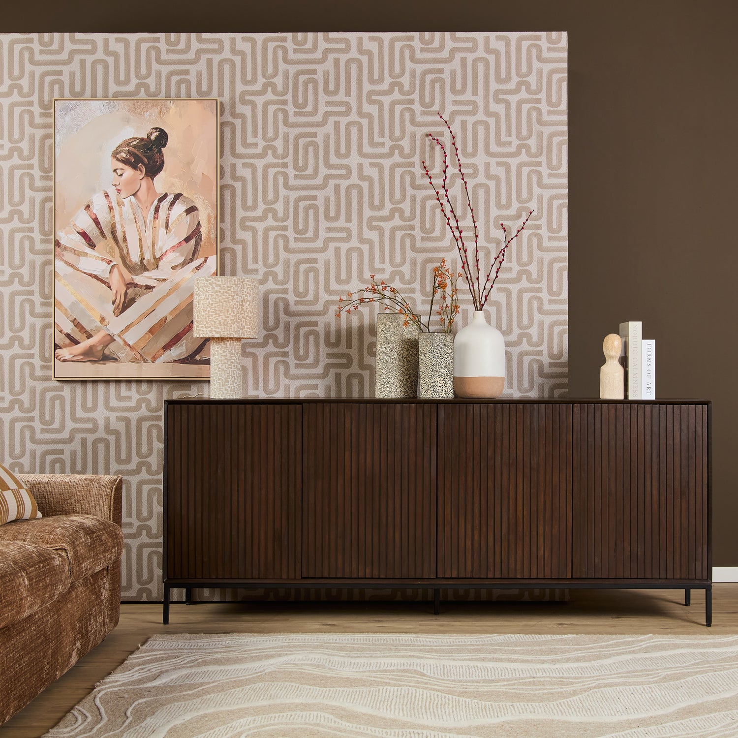 Madison dressoir gestyled met lampen en decoratie op het blad