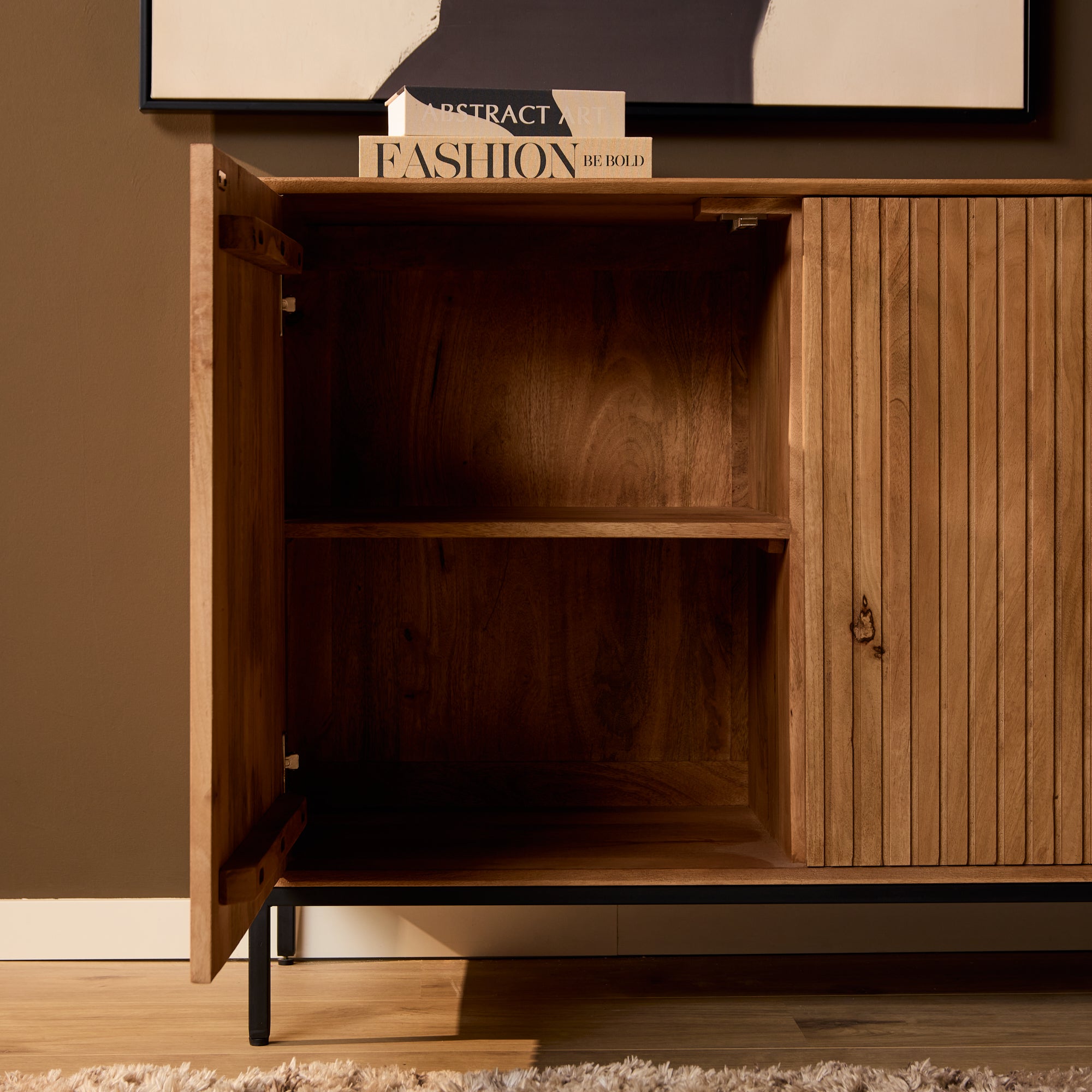 Zijaanzicht van het mangohouten Madison dressoir in naturel