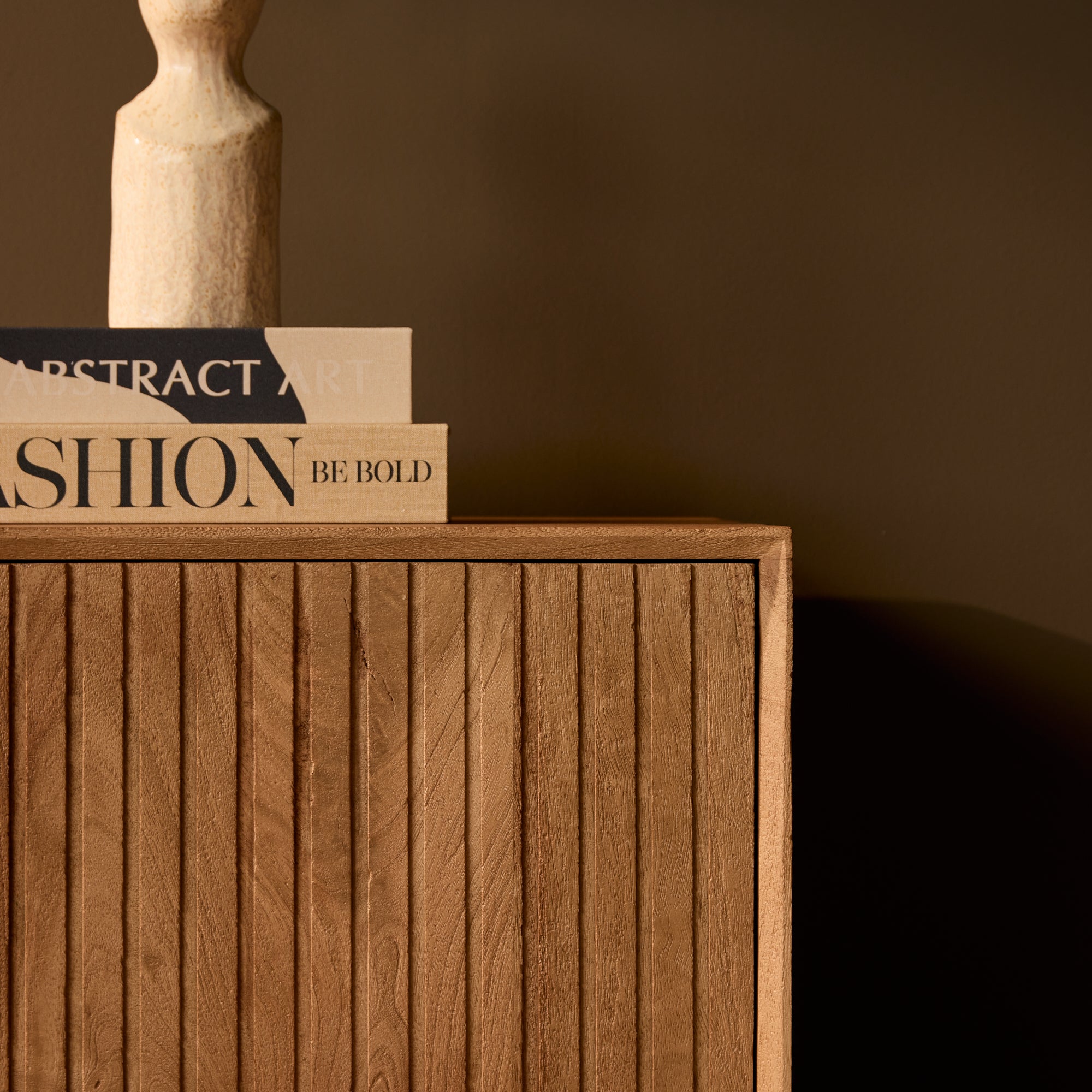 Detail van het greeploze push to open front van het Madison dressoir