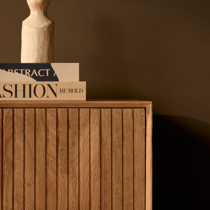 Detail van het greeploze push to open front van het Madison dressoir