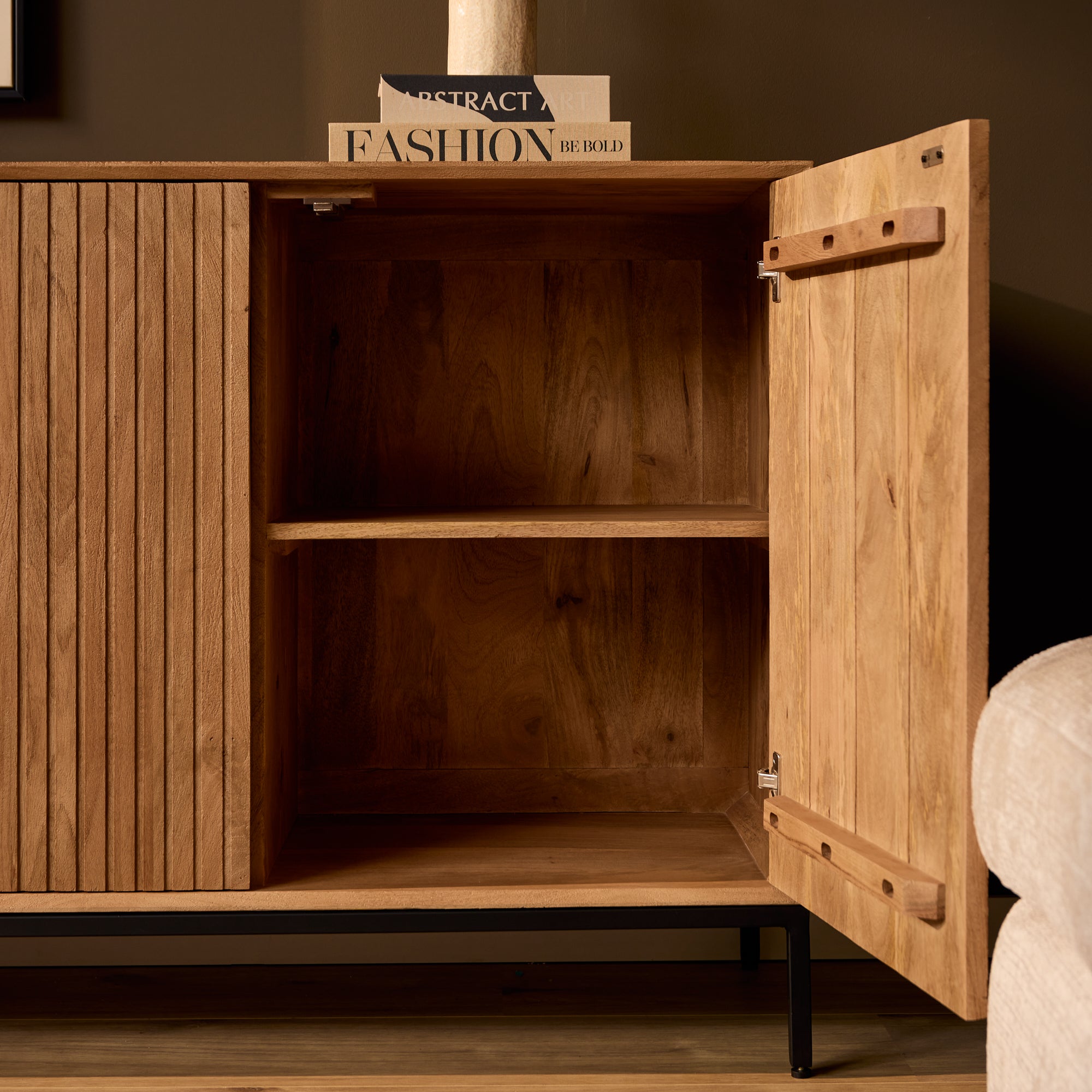Madison dressoir met geopende deuren en zicht op de schappen