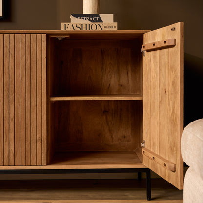 Madison dressoir met geopende deuren en zicht op de schappen