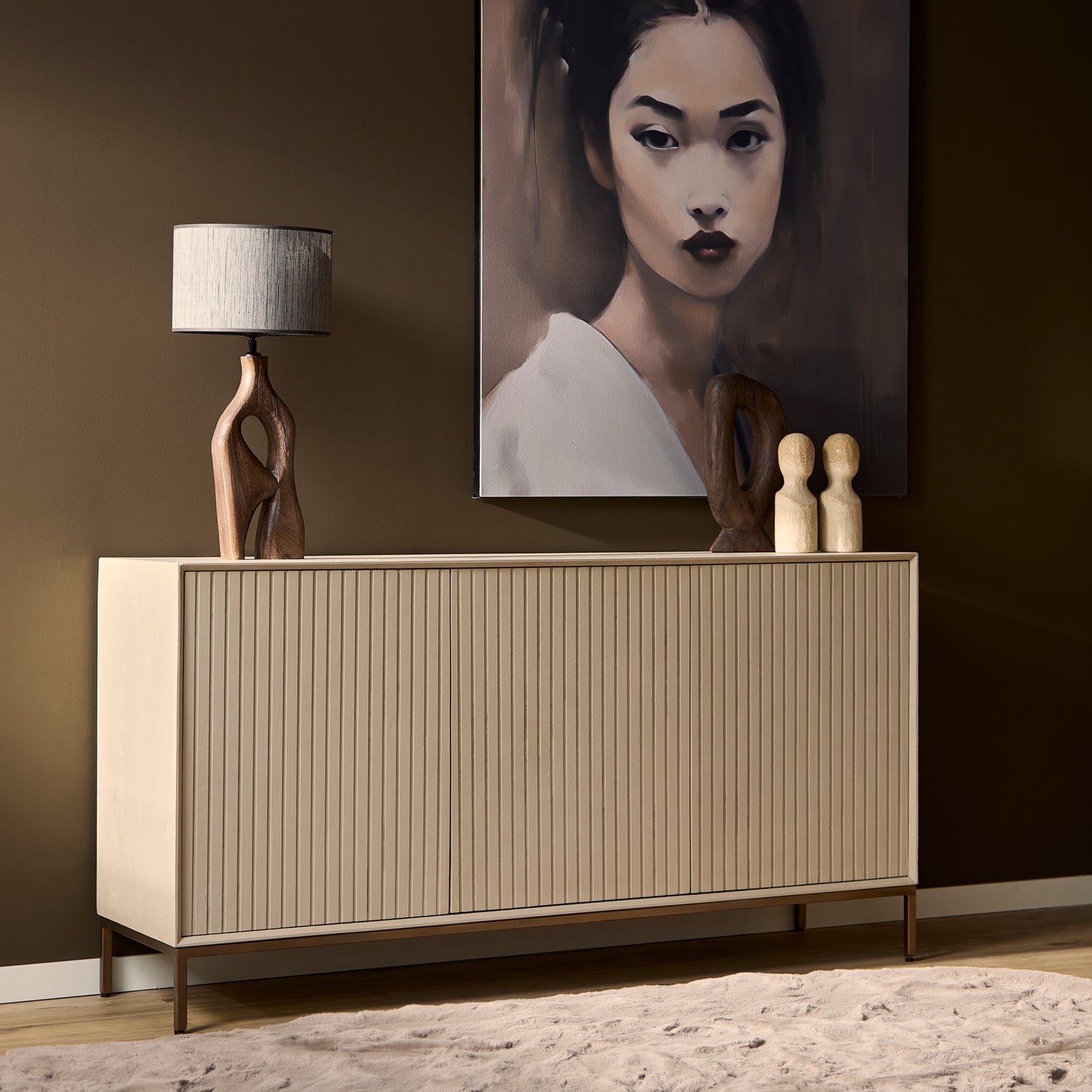 Dressoir Madison van Starfurn in zand mangohout, 165 cm breed met drie deuren en een bronskleurig metalen frame