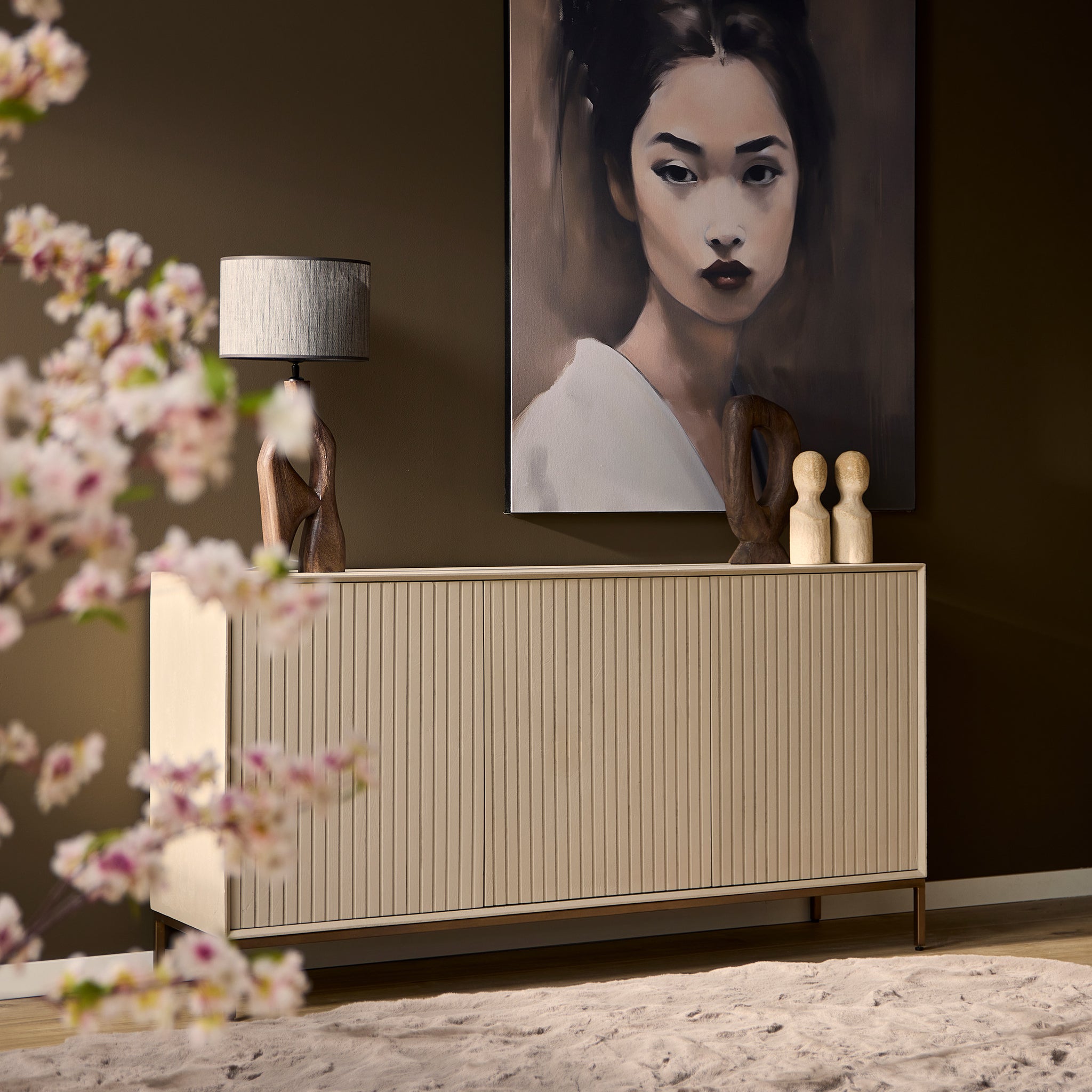 Dressoir Madison van Starfurn in een lichte woonkamer, gestyled met een lamp en een schaal op het blad