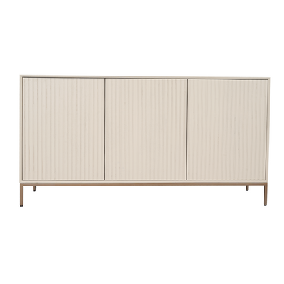 Dressoir Madison van Starfurn schuin van voren, met zicht op het verticale lattenpatroon van de drie deuren