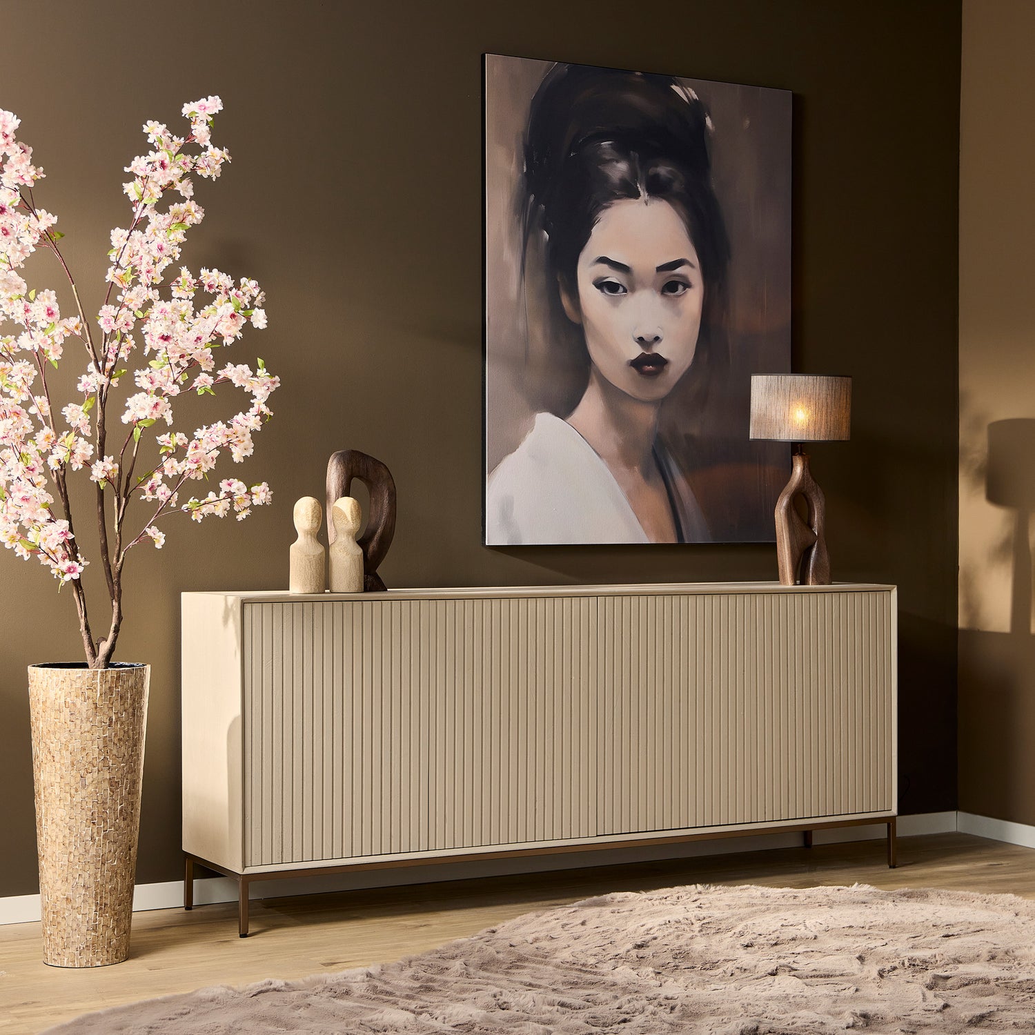 Dressoir Madison van Starfurn in zand mangohout, 210 cm breed met vier deuren en bronskleurig metalen frame