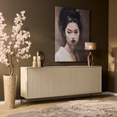 Dressoir Madison van Starfurn in zand mangohout, 210 cm breed met vier deuren en bronskleurig metalen frame