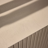 Dressoir Madison van Starfurn van opzij, waarbij de diepte van 45 cm en het slanke onderstel opvallen