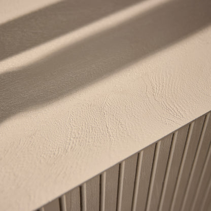 Dressoir Madison van Starfurn van opzij, waarbij de diepte van 45 cm en het slanke onderstel opvallen