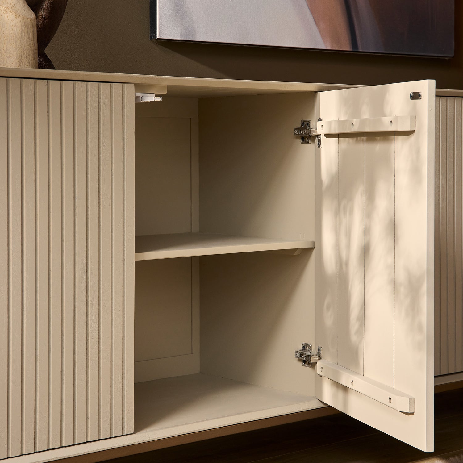 Detail van het verticale lattenpatroon op de deuren van het Dressoir Madison van Starfurn in zandkleur