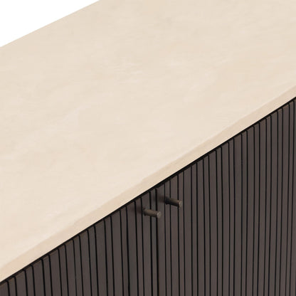 Dressoir Maroon in een eetkamer, met de vier deuren in beeld