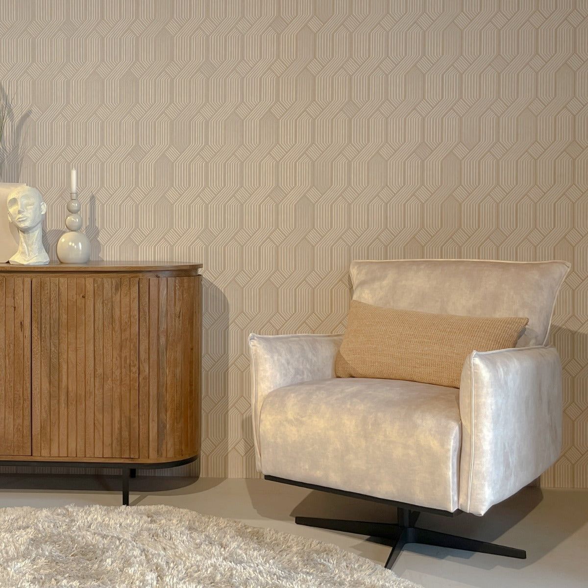 Noor dressoir in Pecan in een woonkamer met fauteuil en vaas op het blad
