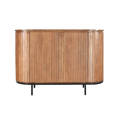 Vooraanzicht van het Noor dressoir in mangohout Pecan met doorlopende houten planken
