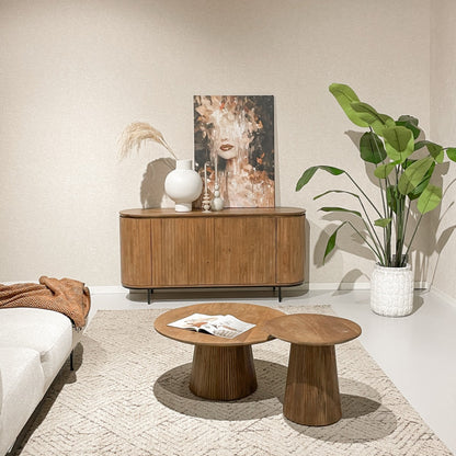 Noor dressoir in Pecan in een woonkamer met planten en een ronde salontafel