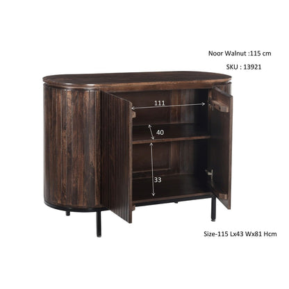 Noor dressoir in Walnut met geopende deuren en verstelbaar schap binnenin
