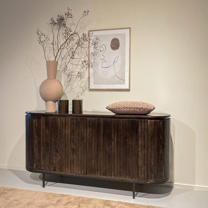 Walnut Noor dressoir in een lichte kamer met vazen en droogbloemen erop