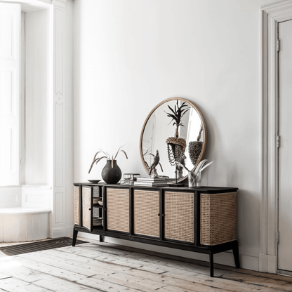 Zwart dressoir met naturel rotan webbing vooraanzicht