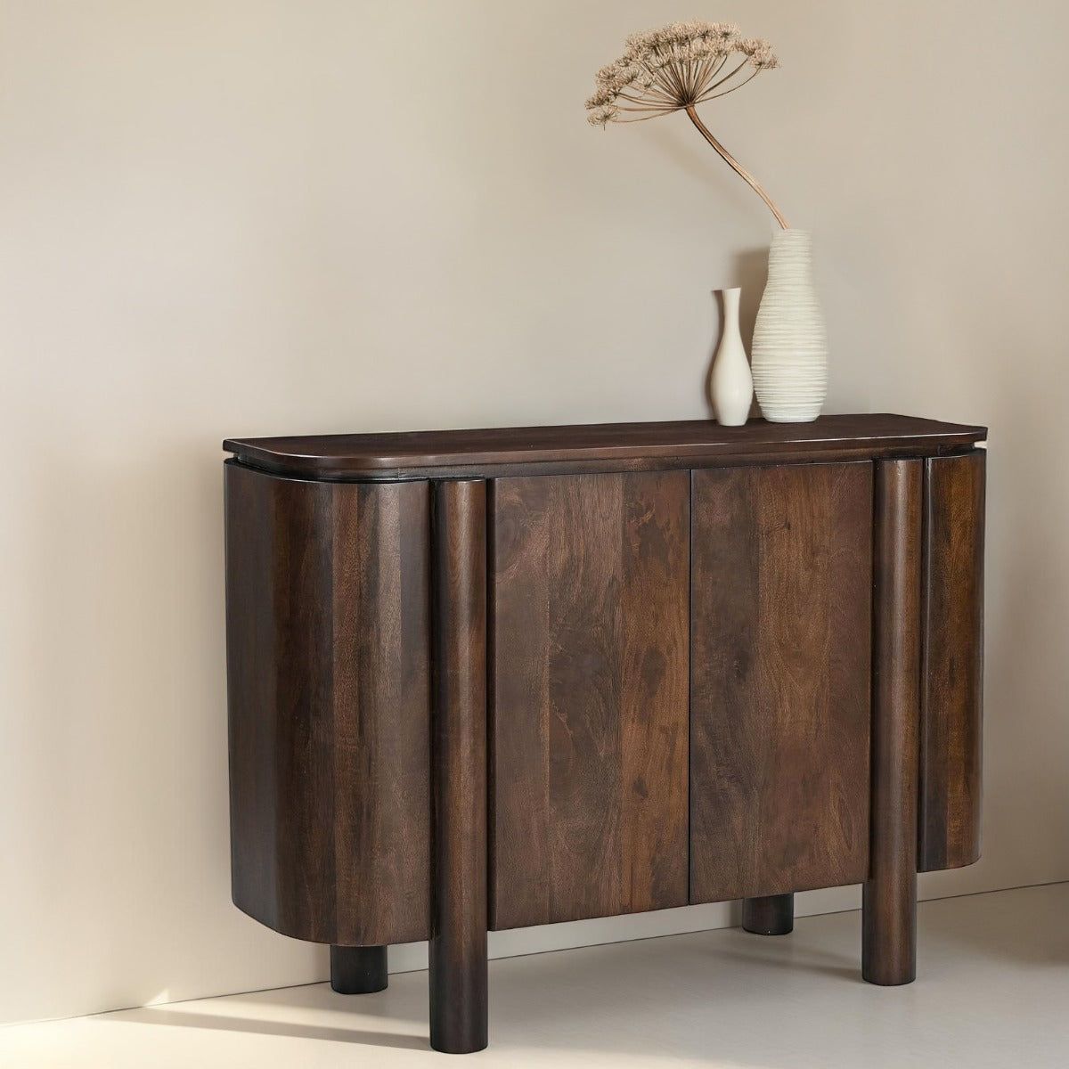Dressoir Salano chestnut 105cm in een woonkamer