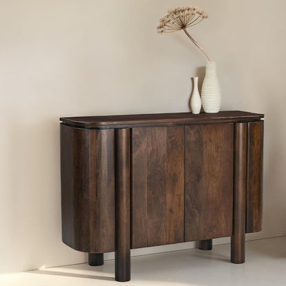 Dressoir Salano chestnut 105cm in een woonkamer