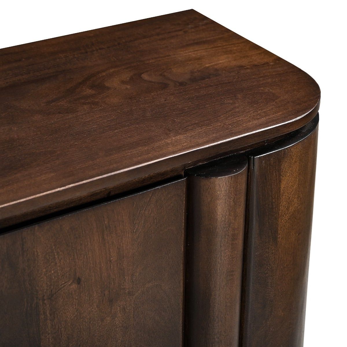 Detail van de afgeronde hoek en het mangohout van het dressoir Salano chestnut