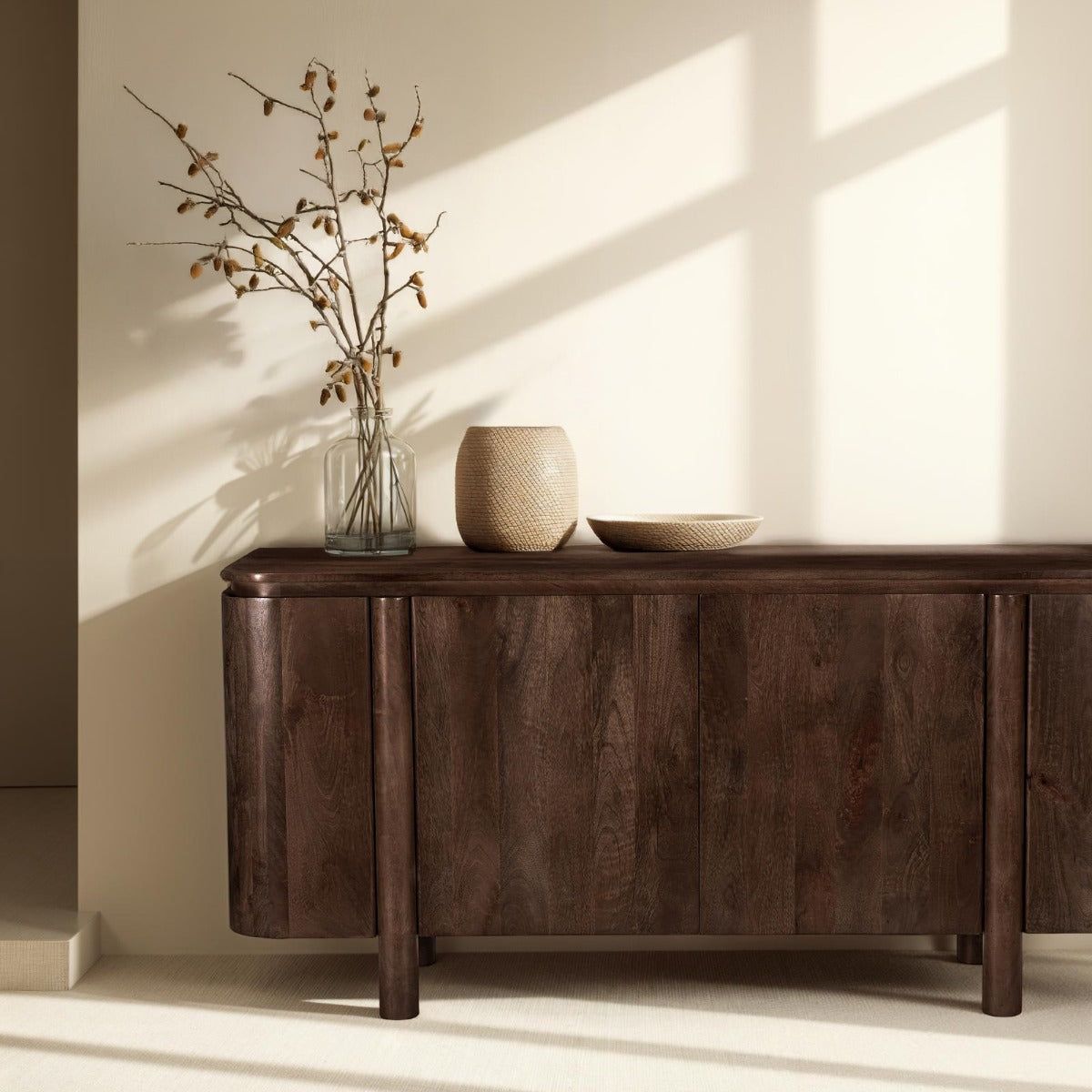 Dressoir Salano chestnut 170cm in een woonkamer