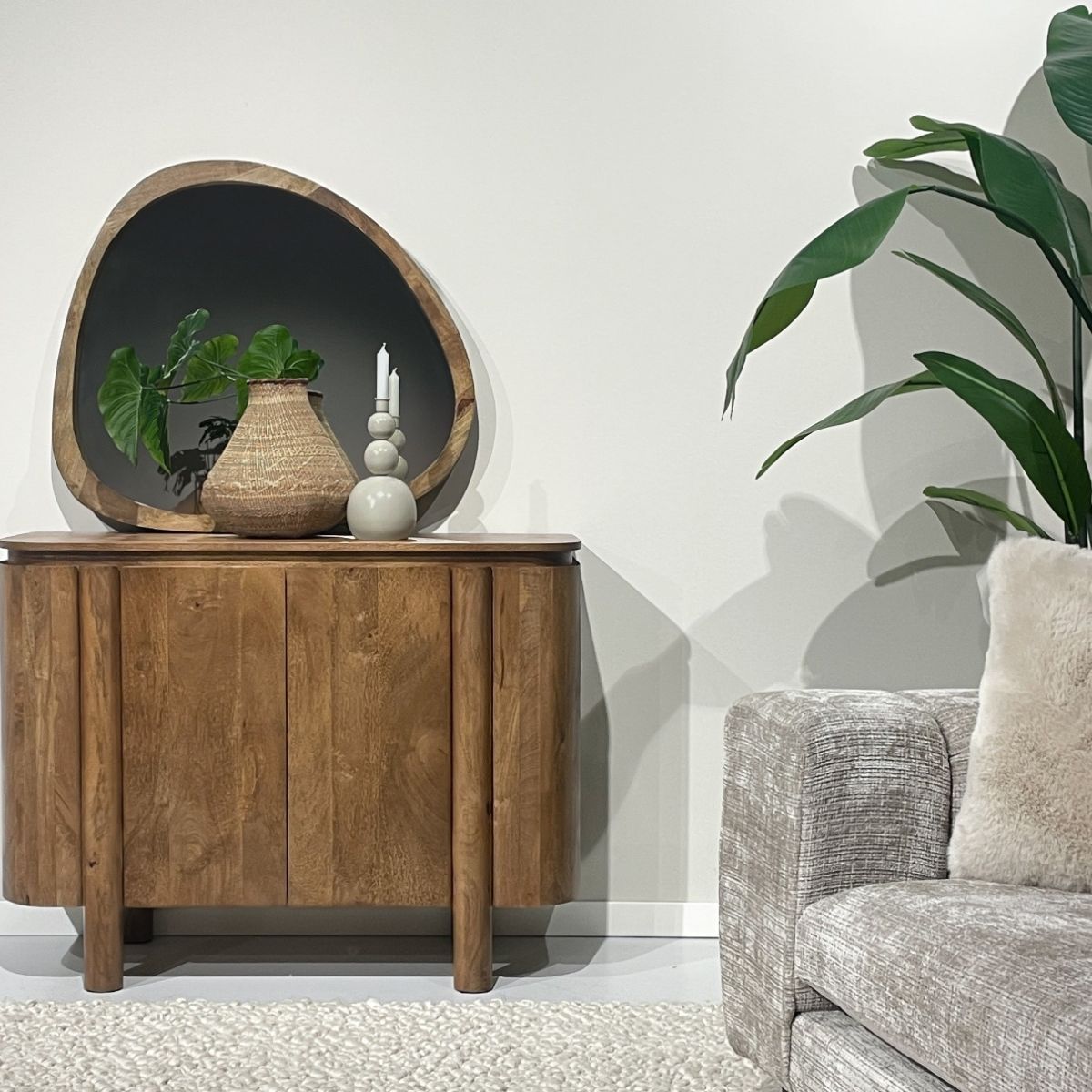 Dressoir Salano pecan 105cm in een woonkamer