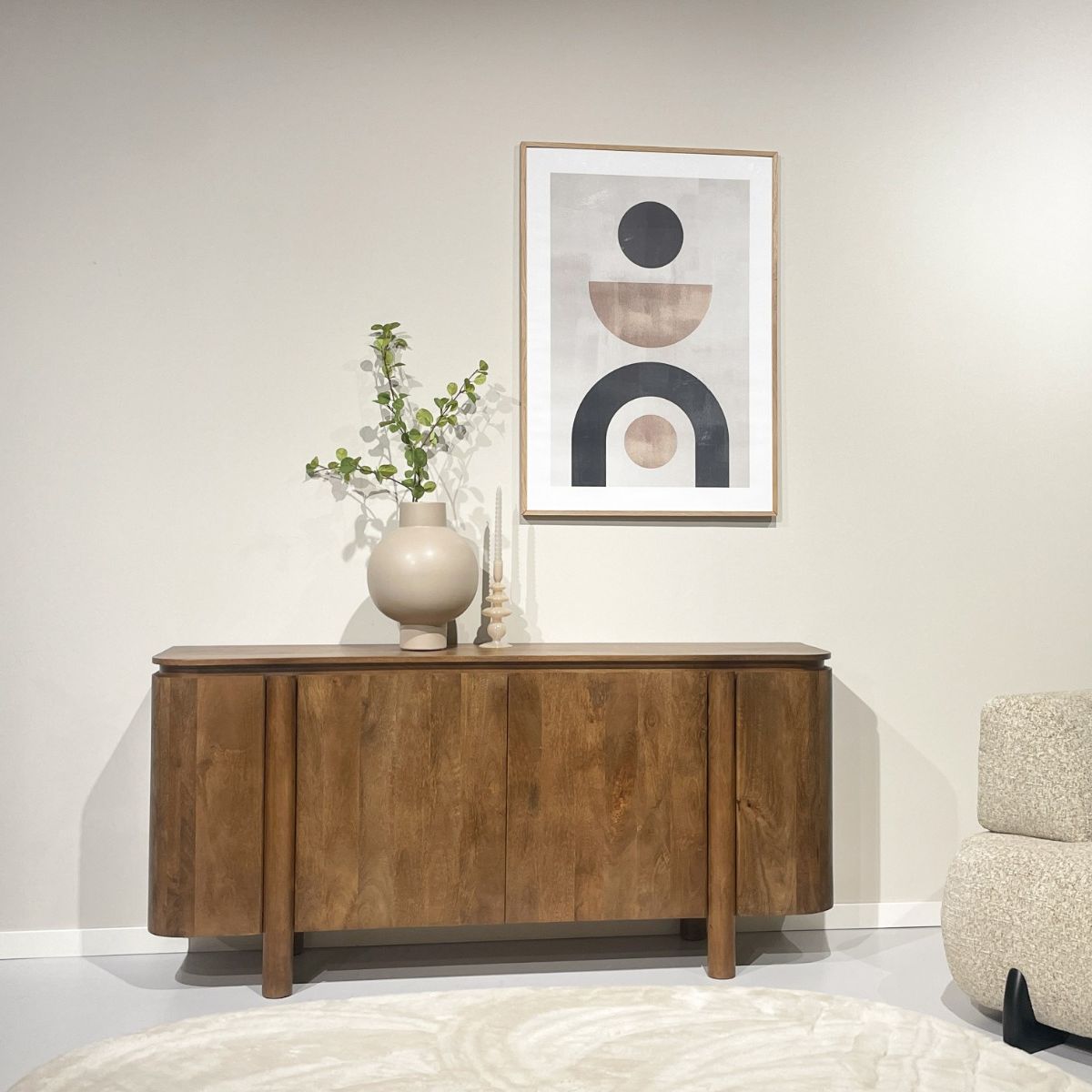 Dressoir Salano pecan 170cm in een woonkamer
