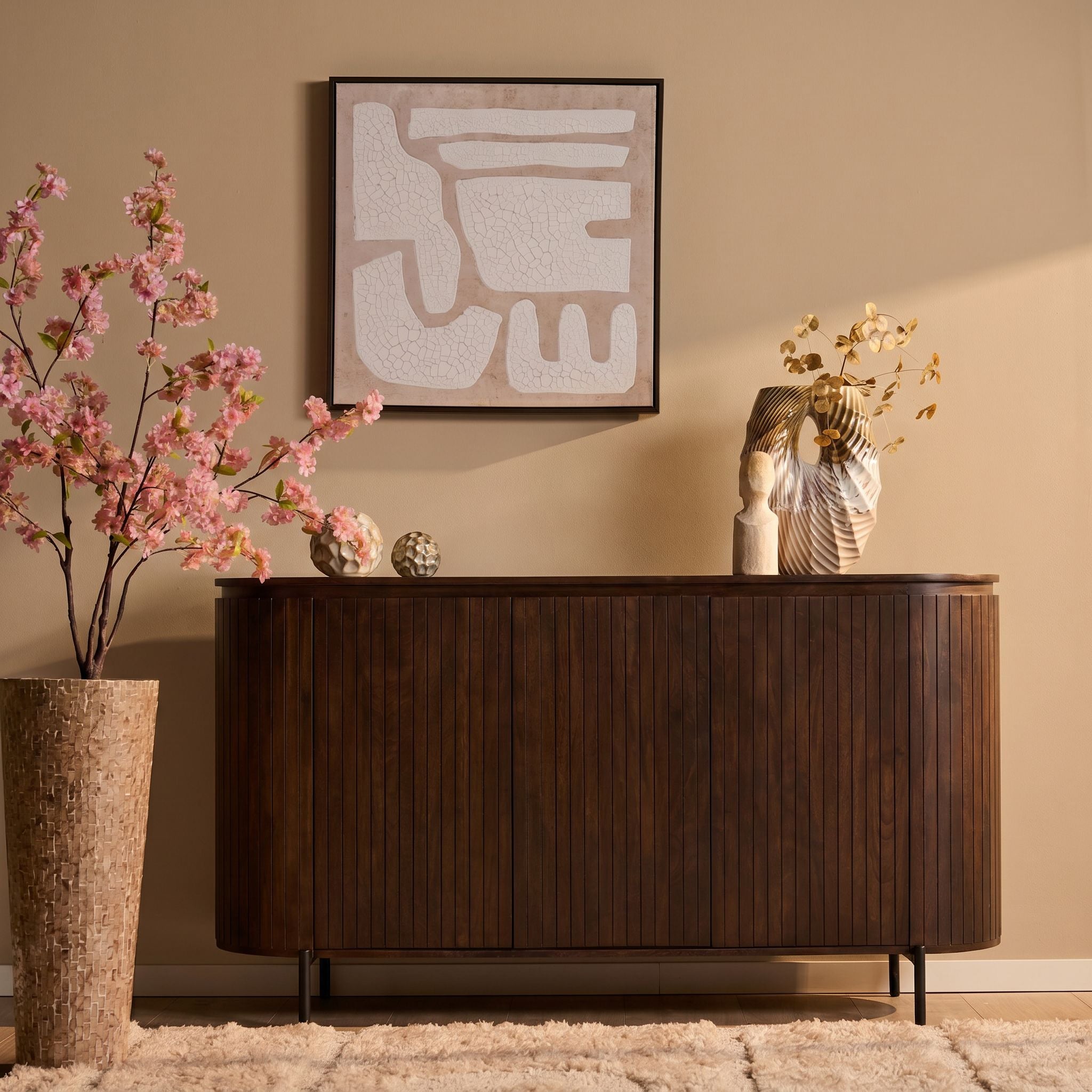 Dressoir Solana van Starfurn in bruin mangohout van 165 cm breed met drie deuren