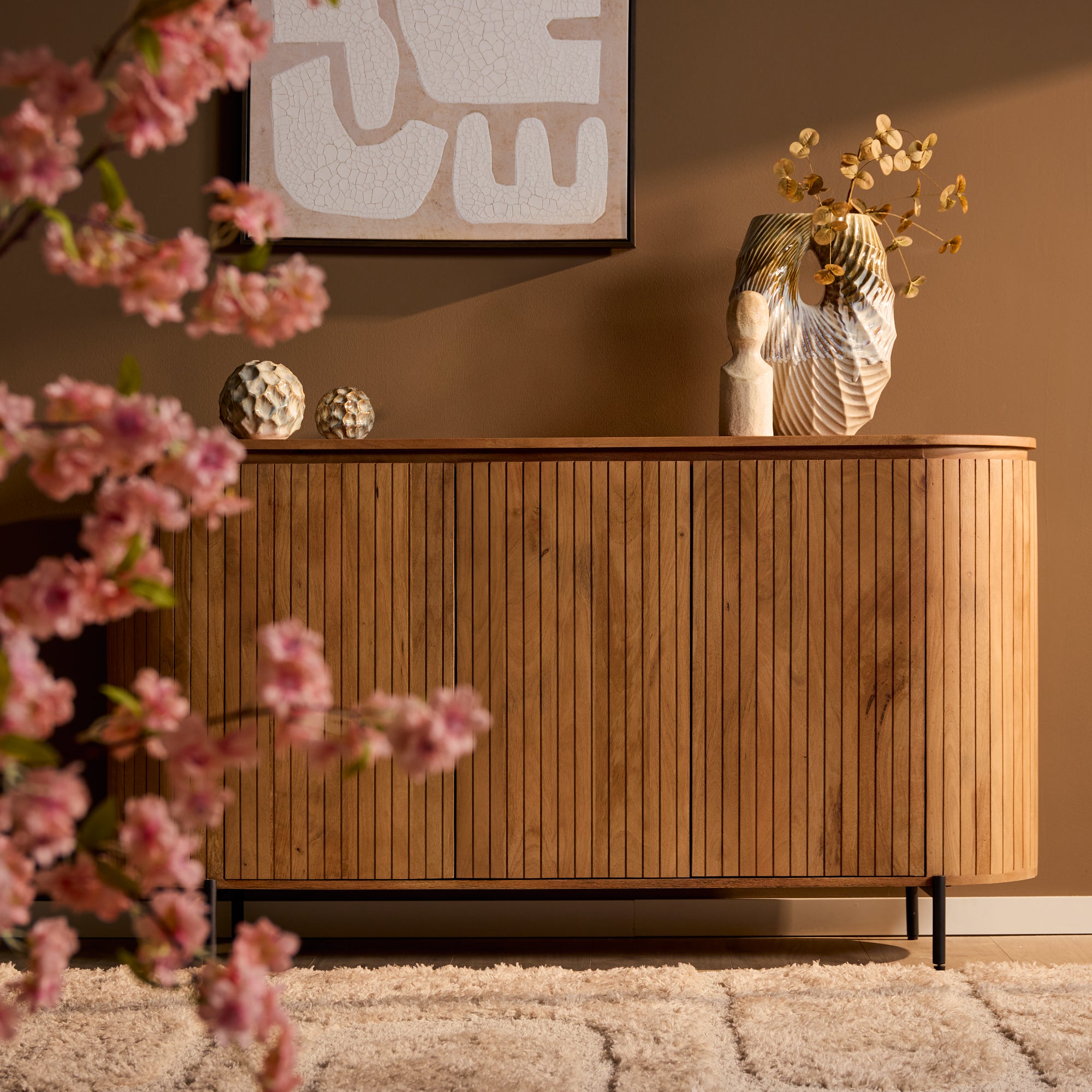 Massief mangohout met naturel afwerking op het front van het Solana dressoir
