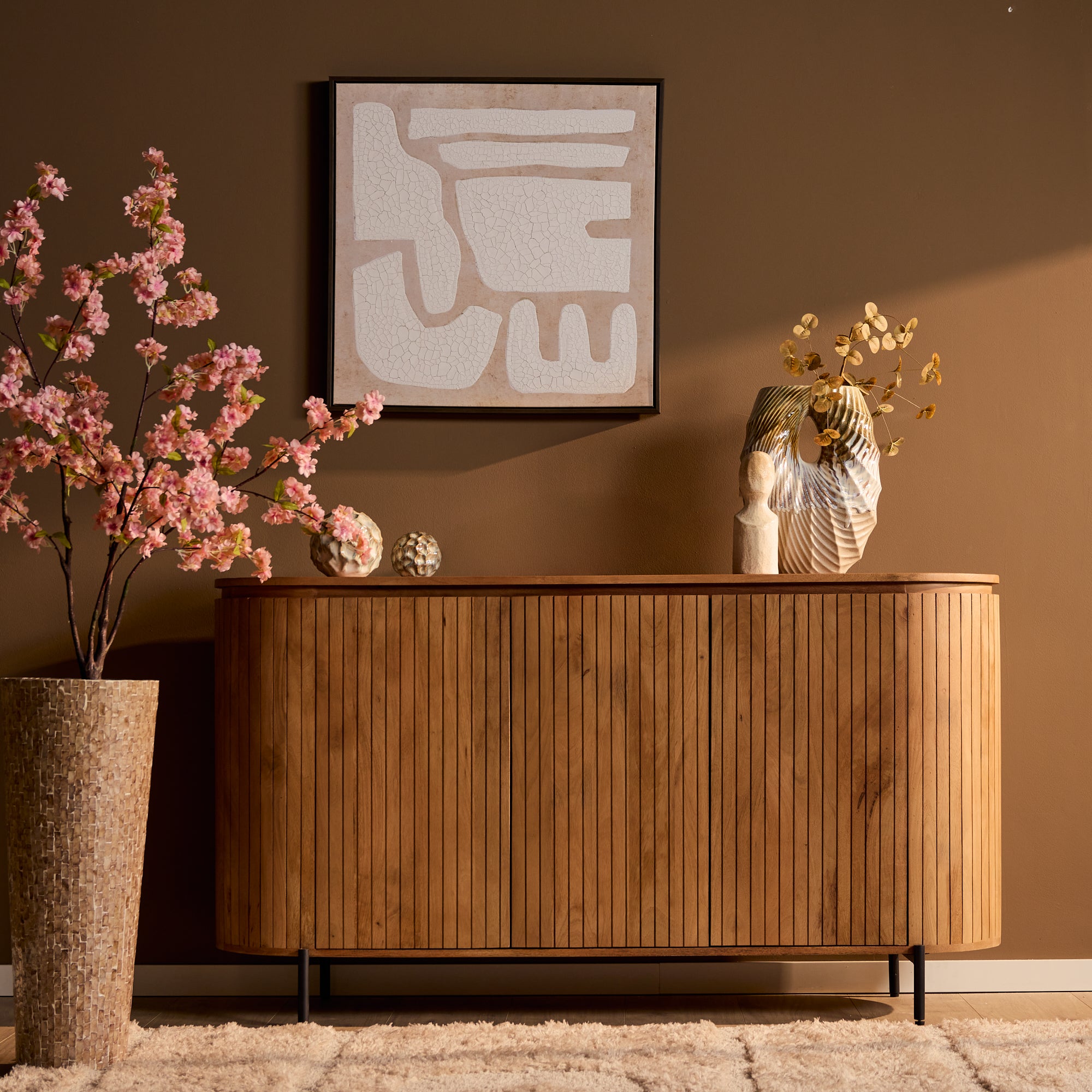 Detail van de houtnerf op het naturel mangohout van het Solana dressoir