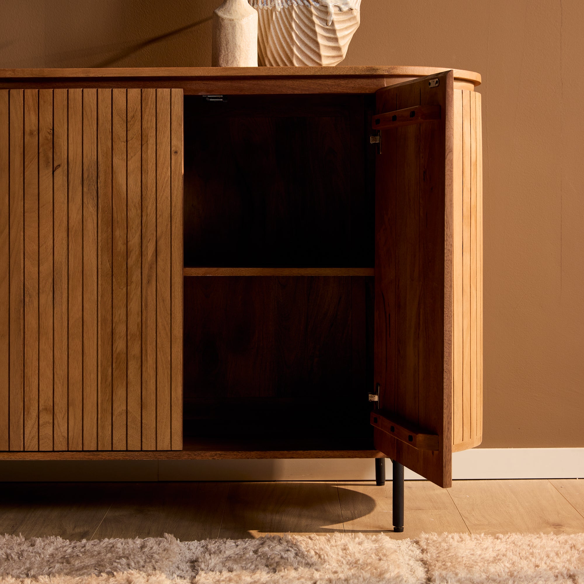 Het metalen onderstel tilt het Solana dressoir van Starfurn net van de vloer