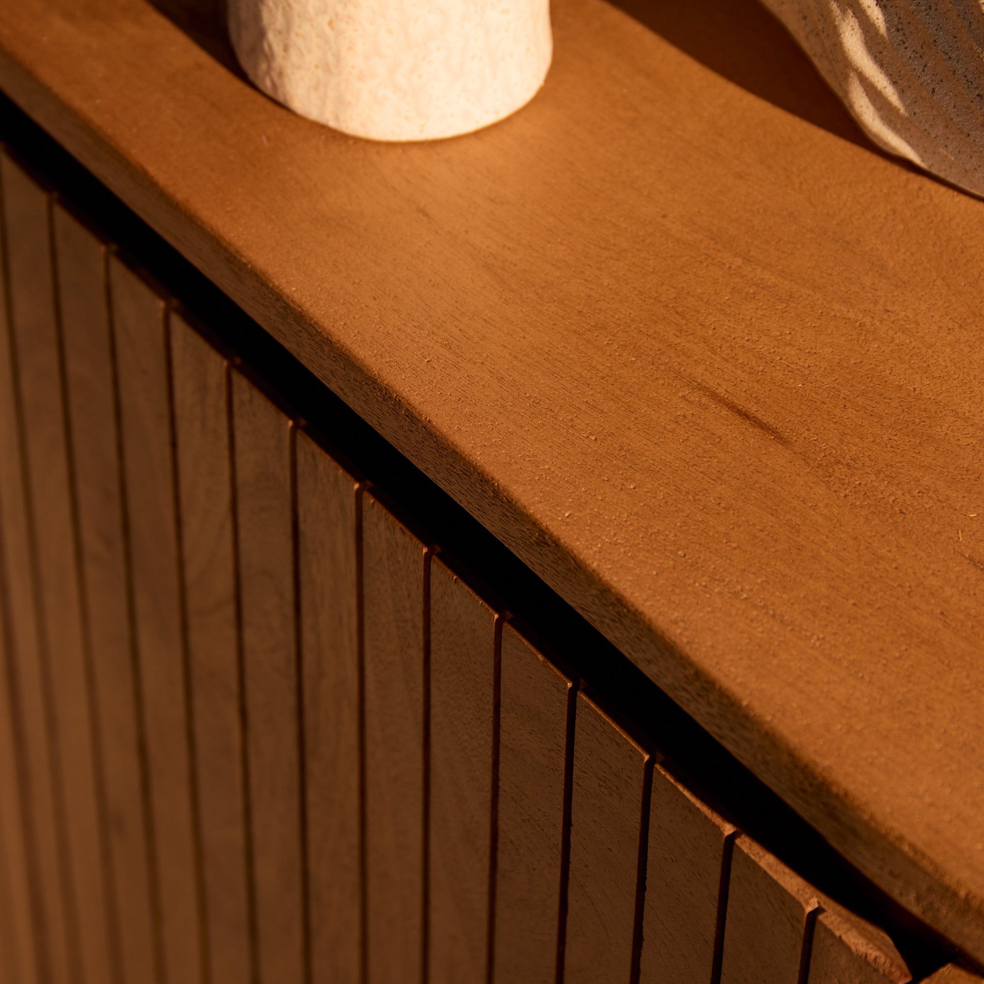 Solana dressoir met geopende deur en zicht op de opbergruimte binnenin