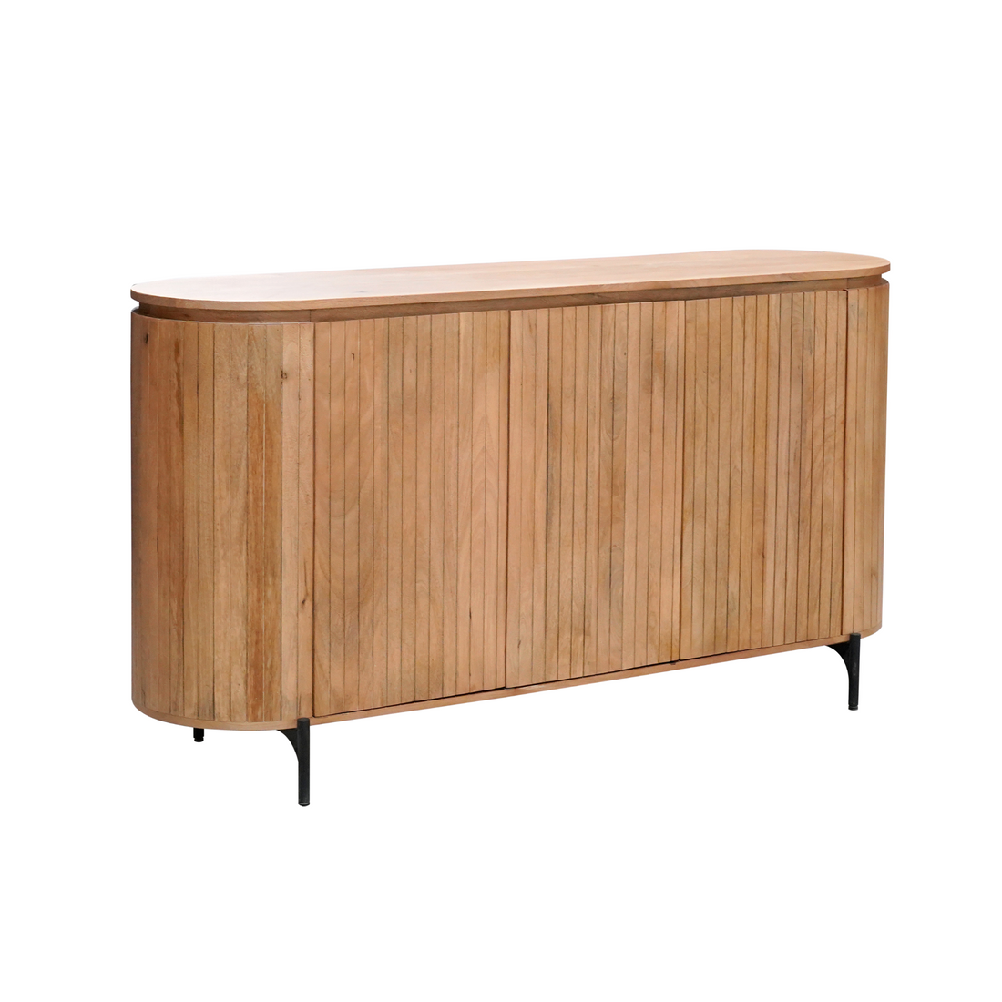 Solana dressoir van 165 cm gestyled met een lamp en een vaas in de woonkamer