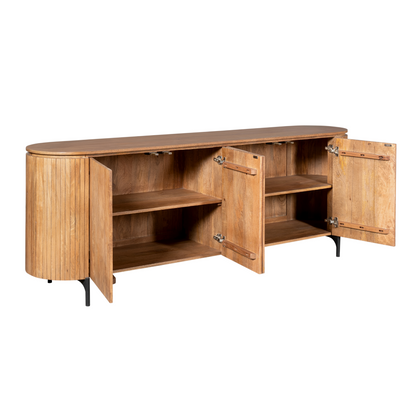 Solana dressoir van 210 cm gestyled met een lamp en een vaas in de woonkamer