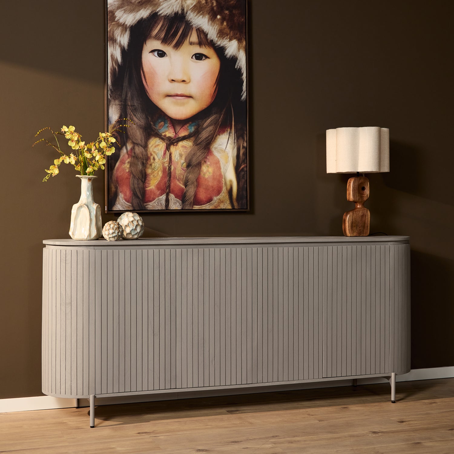 Dressoir Solana van Starfurn in taupe mangohout, 210 cm breed met vier deurtjes