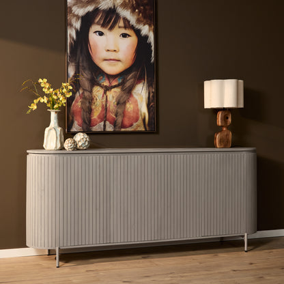 Dressoir Solana van Starfurn in taupe mangohout, 210 cm breed met vier deurtjes