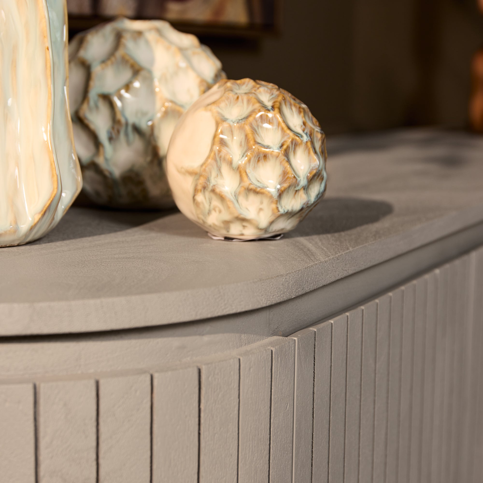 Dressoir Solana van Starfurn, doorlopend verticaal lattenpatroon over de voorkant