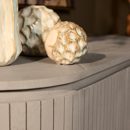 Dressoir Solana van Starfurn, doorlopend verticaal lattenpatroon over de voorkant