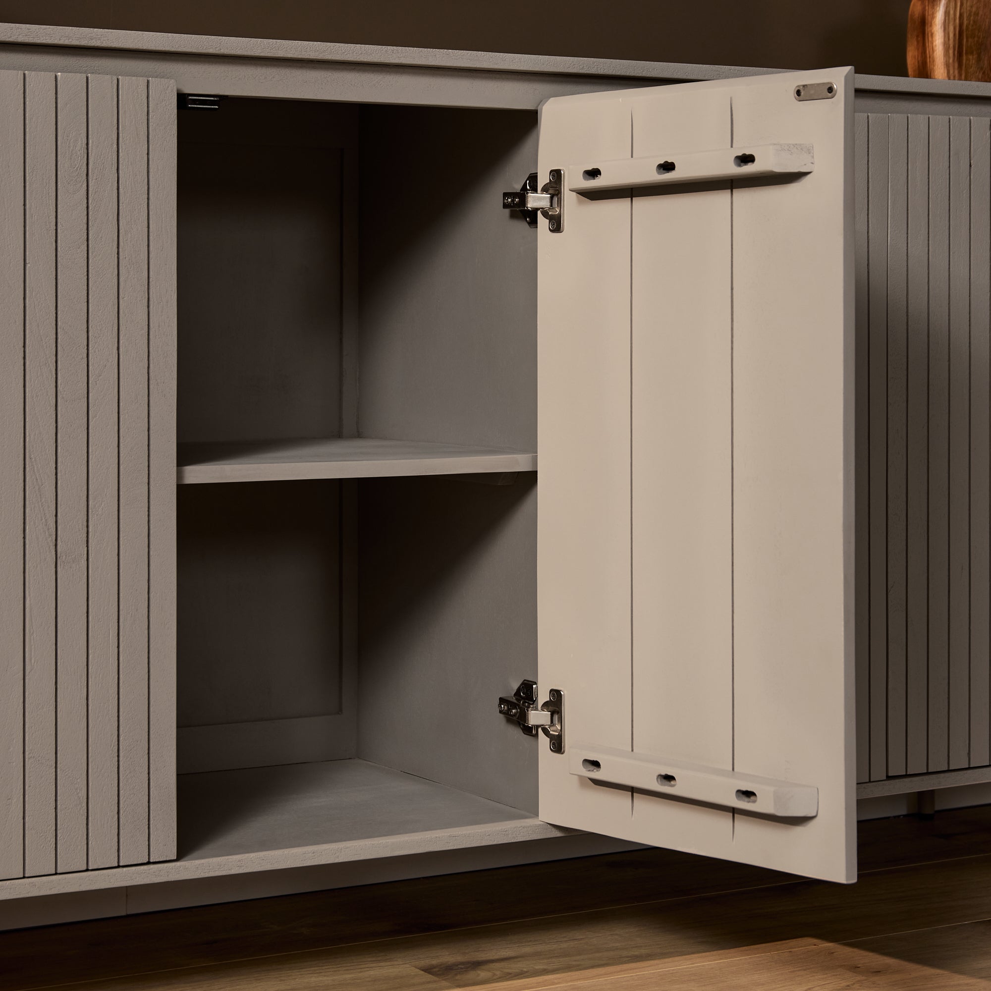 Dressoir Solana van Starfurn van opzij gezien, 45 cm diep en 90 cm hoog