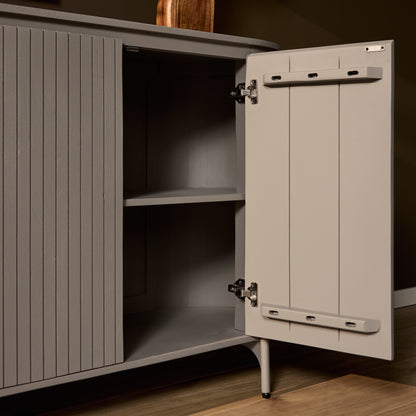 Dressoir Solana met geopende deurtjes en zicht op de opbergruimte binnenin
