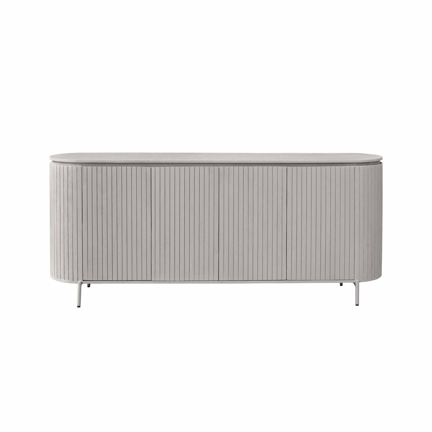 Dressoir Solana van Starfurn in een woonkamer met keramiek op het blad