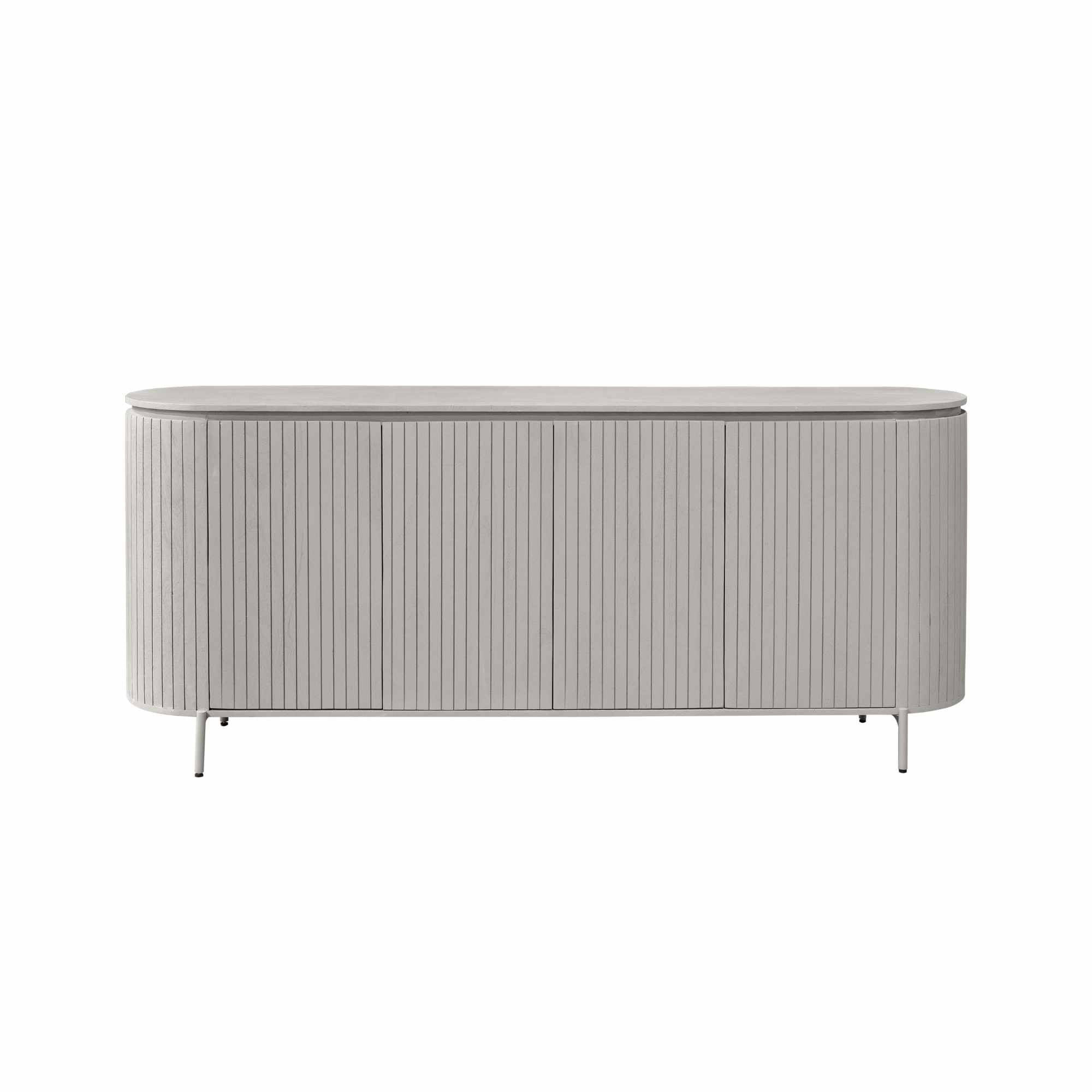 Dressoir Solana van Starfurn in een woonkamer met keramiek op het blad