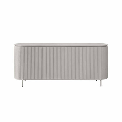 Dressoir Solana van Starfurn in een woonkamer met keramiek op het blad