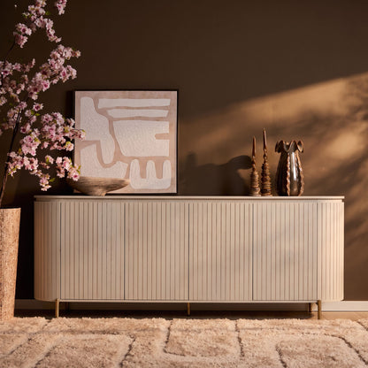 Breed Solana dressoir gestyled met lampen en boeken tegen een lichte wand