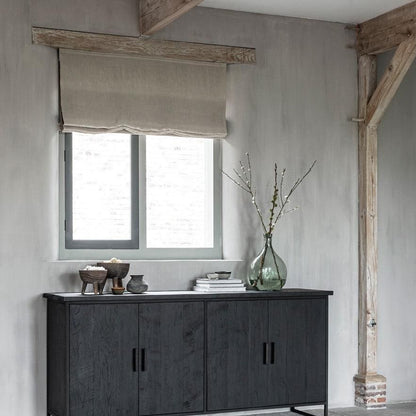 Zwart dressoir Timeless Black Beam in sfeervol interieur
