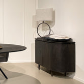 Espresso Tobago dressoir in een lichte kamer met ronde spiegel en donkere eettafel