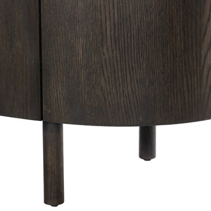 Close-up van de ronde poten van het Tobago dressoir in espresso bruin